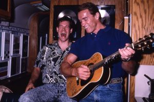 Arnold Schwarzenegger, Randy Travis 1991 LA.jpg